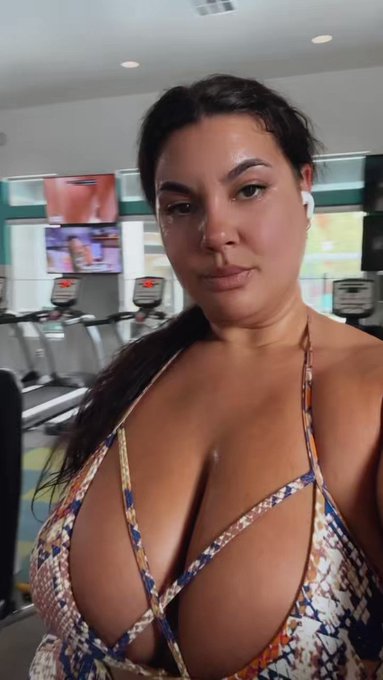 Sweating hard for you ????? #PostWorkout #SweatySelfie #ButterCream19 https://t.co/kTZqxf9xtQ