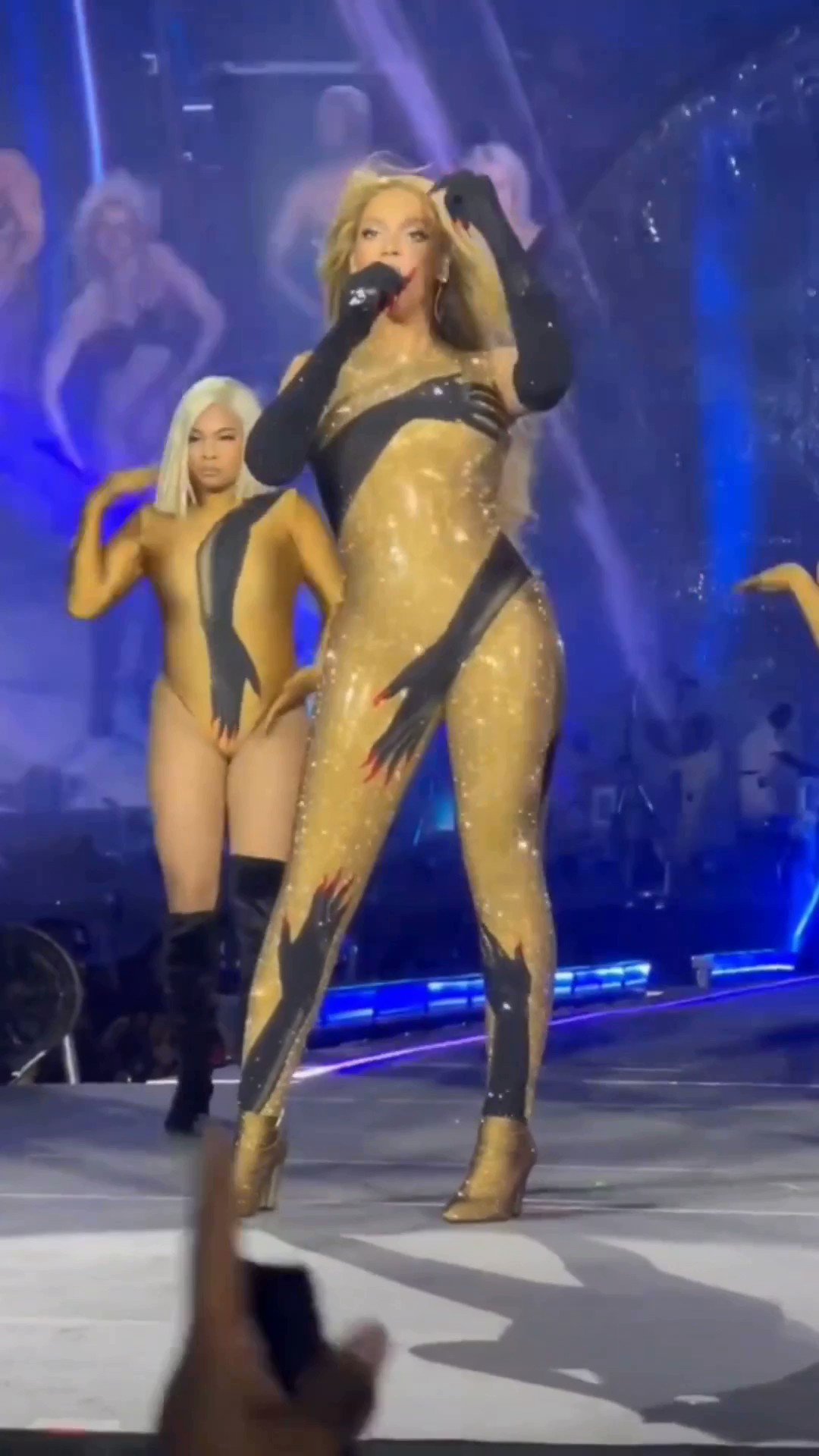 stage on pussy Sisa on X: "I don't think i've seen Beyonce act and feel this pussy on stage  since 2007. She's really feeling it lately." / X
