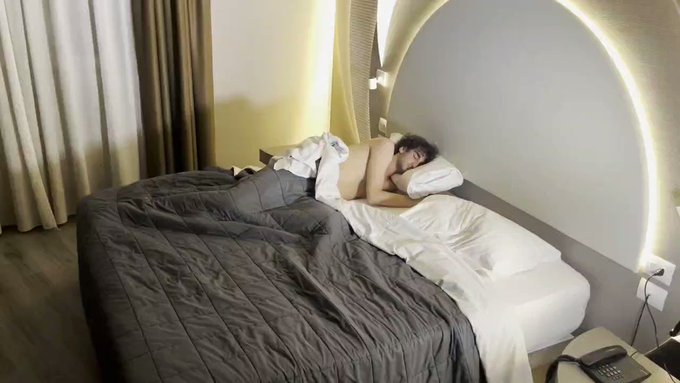 Ero in viaggio e ho chiesto a una mia amica se avesse un letto in pi&ugrave; per farmi dormire da lei. Lei dorme<a href="/tag/onlyfanspromo"class="tags"><span>#onlyfanspromo</span></a><a href="/tag/cuckold_husband"class="tags"><span>#cuckold_husband</span></a><a href="/tag/onlyfansitaly"class="tags"><span>#onlyfansitaly</span></a>