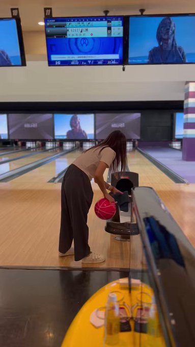 みっぽのボーリングが上手すぎる件について🎳

#通野未帆 https://t.co/yEcDQ0EklR