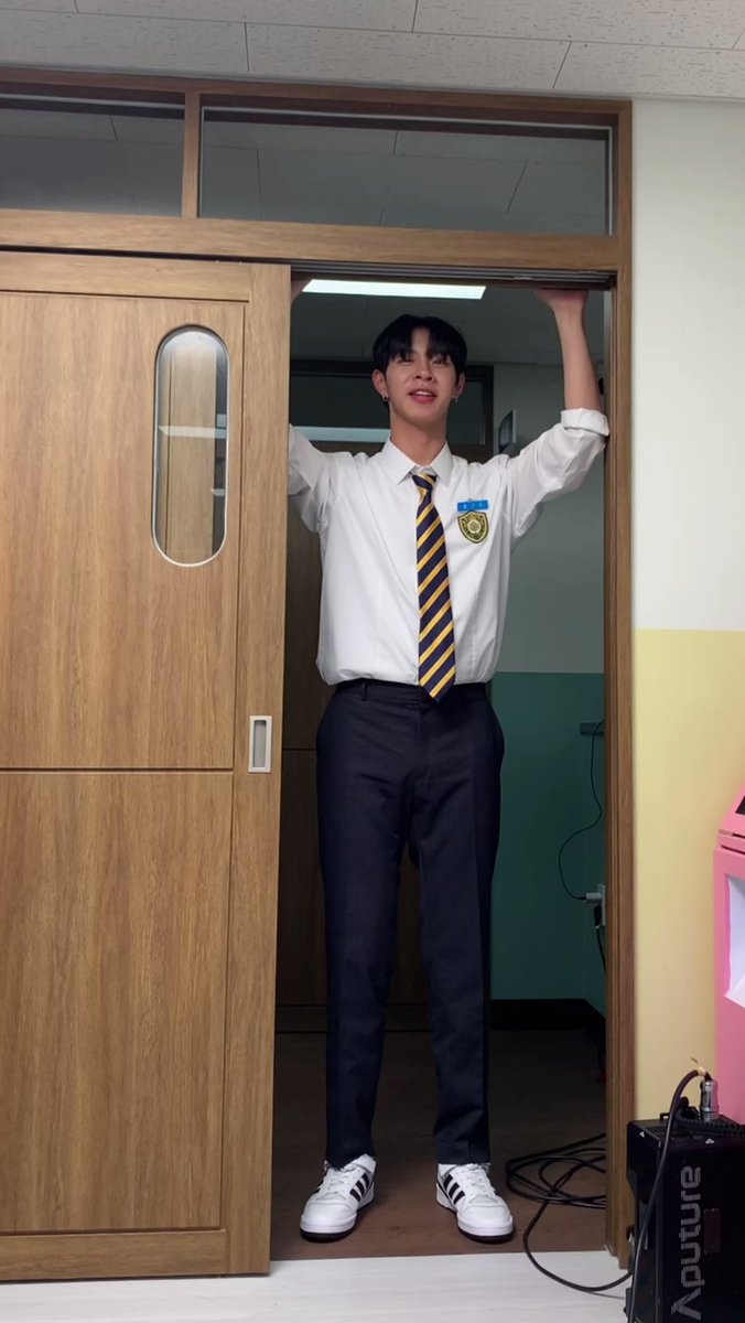rhy 🍰 on Twitter "why u so tall sir"