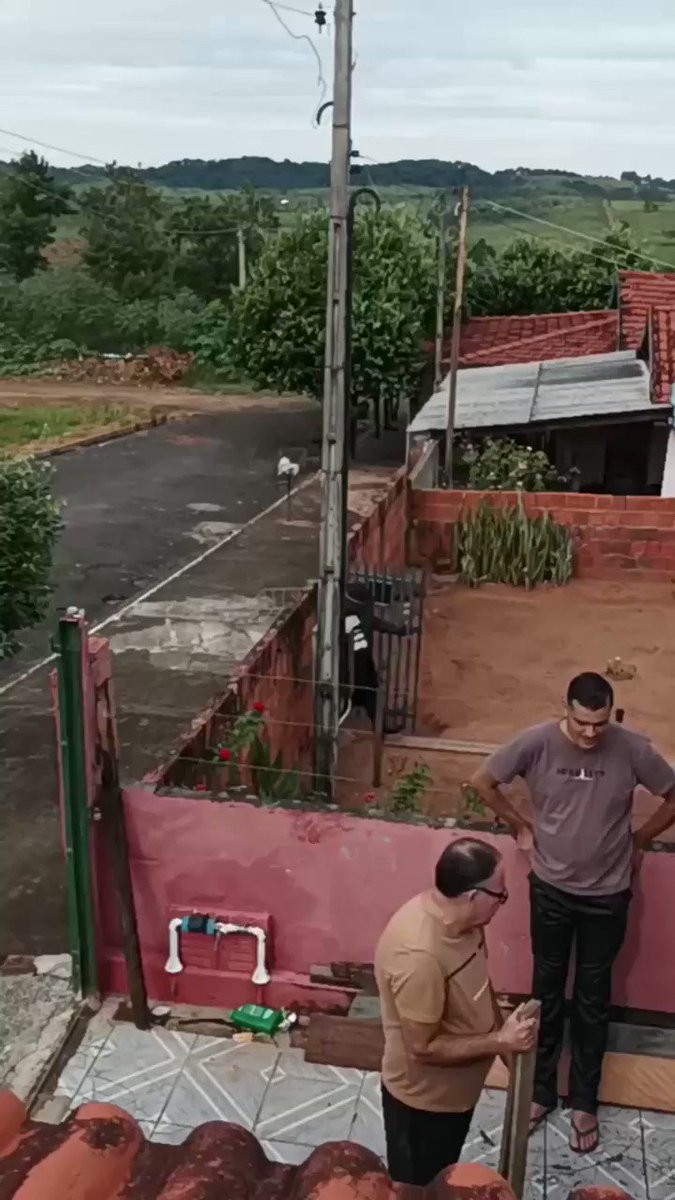 CHOQUEI on X: 🚨VEJA: Técnico em enfermagem do SAMU explica que tomar água gelada ou sorvete mesmo estando gripado não faz mal. / X