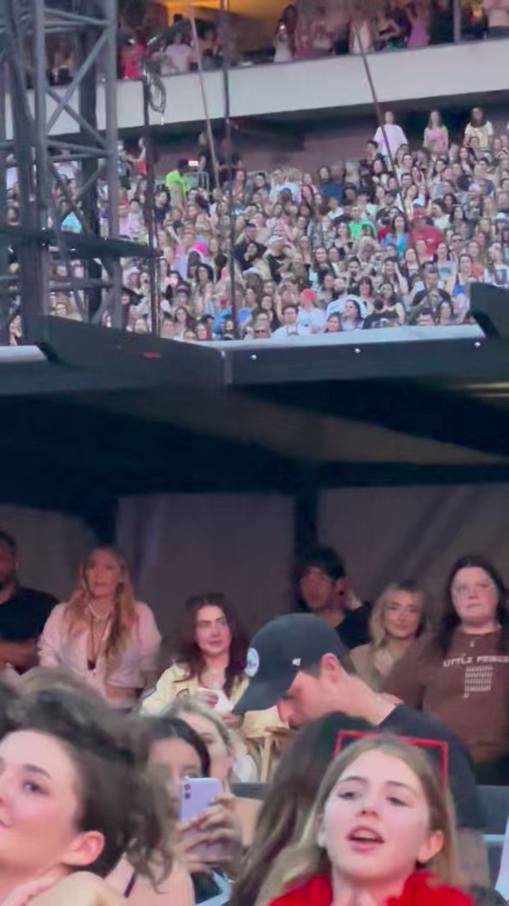 kath eras tour 19/11 on X: a taylor divulgando o cover da sabrina no instagram 🫶 / X