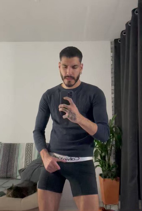 Ando con el webo parado.

https://t.co/5ZM9c8Ojyi https://t.co/x0rCAnWxO4