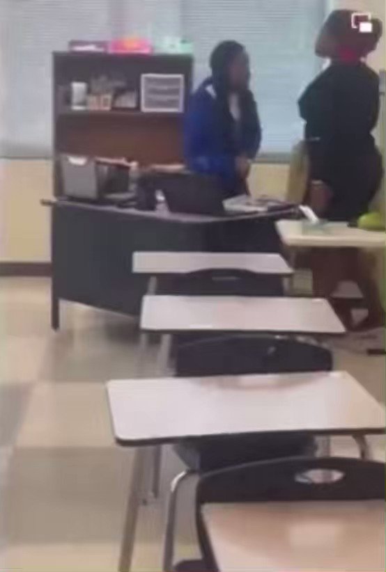 GirlFight Page 🔞 on Twitter "High School Student FIGHTS SUBSTITUTE TEACHER For TAKING HER PHONE