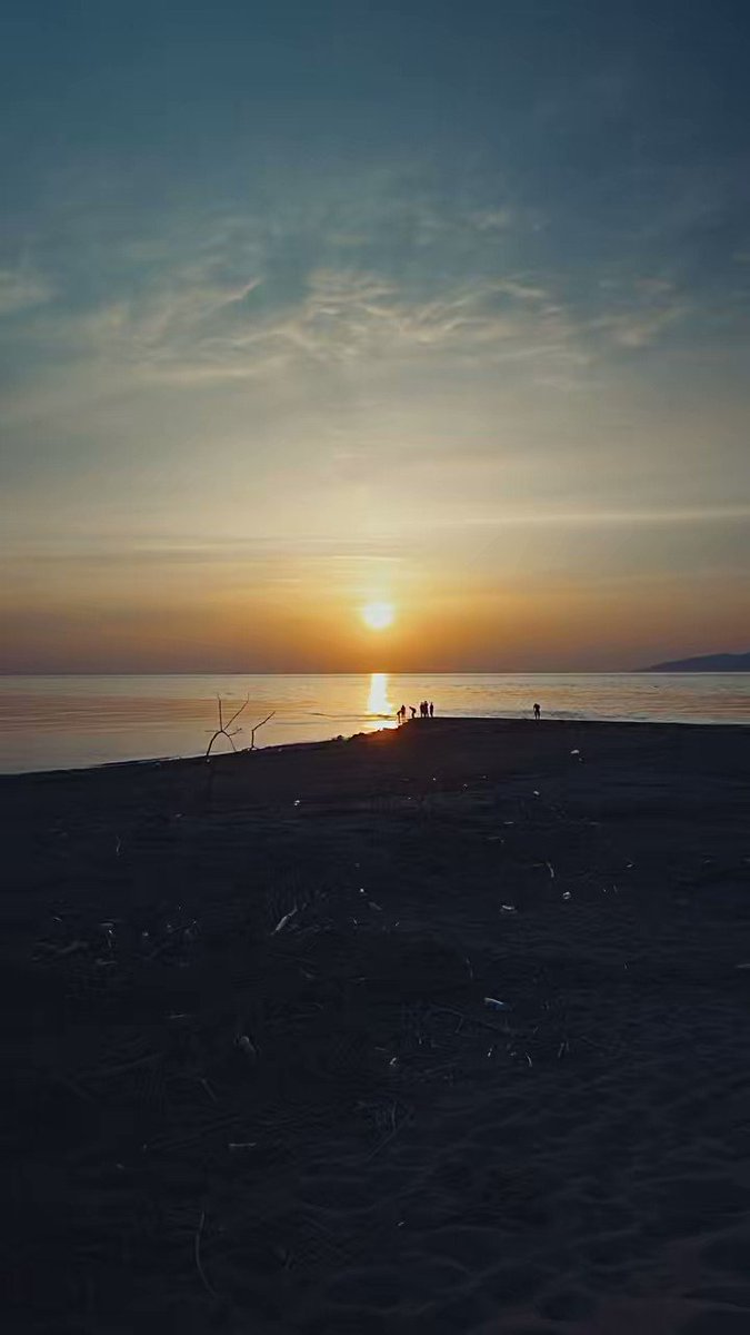 海遊びしている人達に夕陽の光が降り注いでとてもイイ雰囲気(*´꒳`*)海最高だにゃ♪