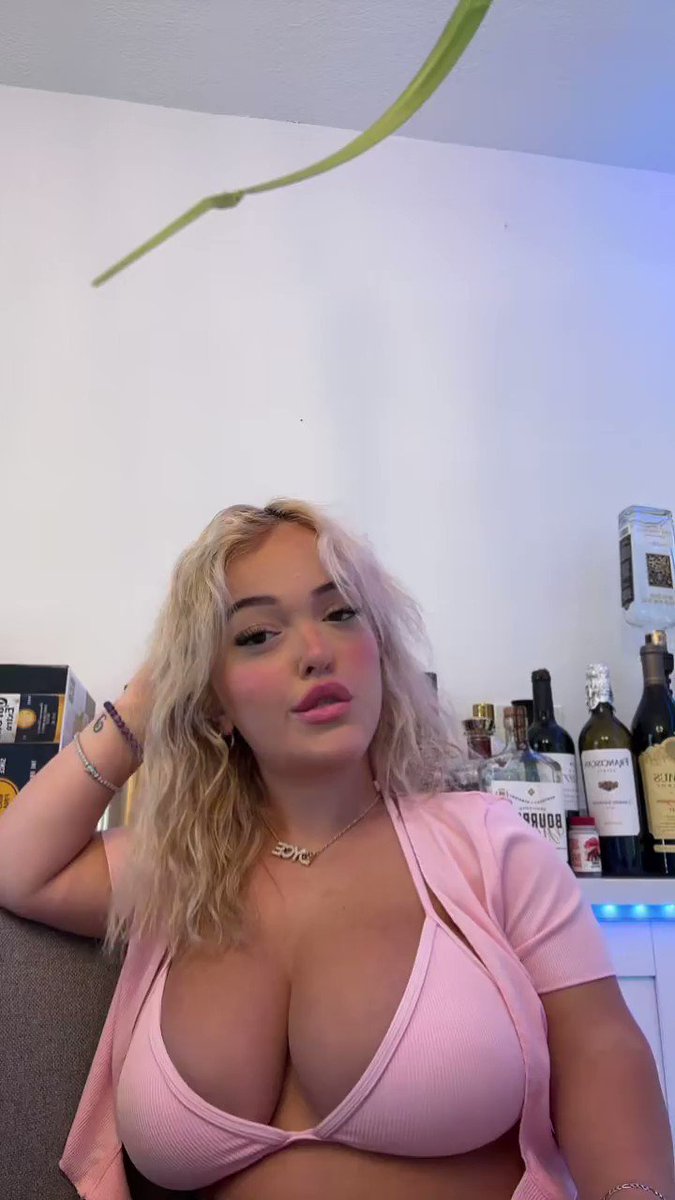 Airikacal on X: Like if u wanna fuck 😋 t.cosguAClbVnH  X