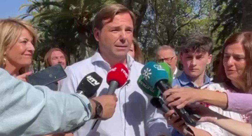 Antonio Repullo dando su apoyo a Pilar Miranda, candidata a la alcaldía de Huelva