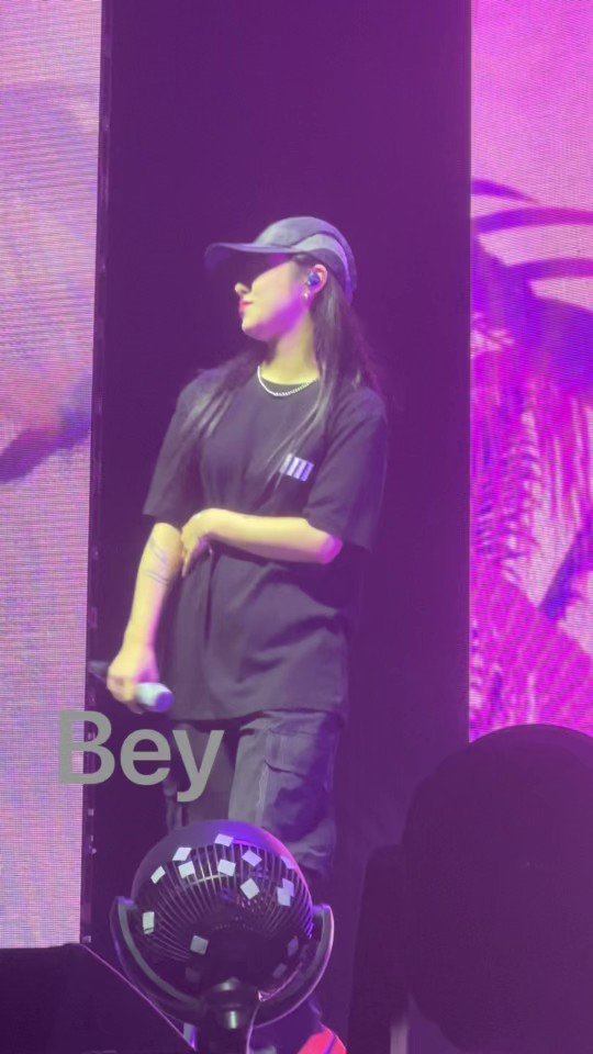 Bey on Twitter "How could you blow me a kiss then just walk away😭😭😭