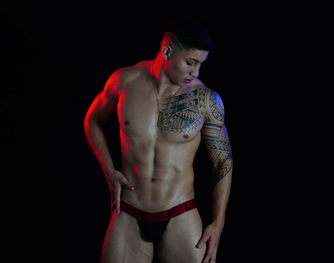 Muscle hunks just waiting to get naked tonight. #JockMenLive 
@noah_harri @AndreiHunter1 @lukhas_f4f