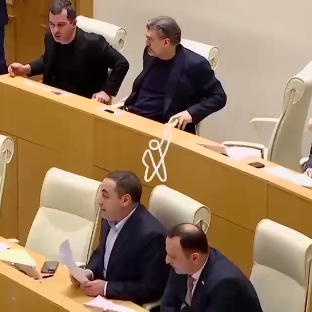 Депутат который сидит. Смешные депутаты. Депутаты смеются. Спящие депутаты. Депутаты спят в думе.