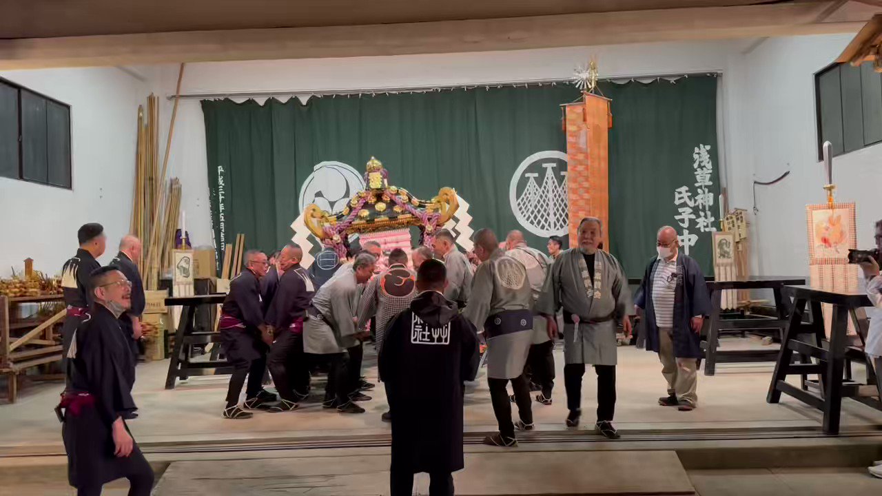 三社祭 神輿庫  / X