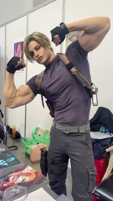 Leon Protect!! ❤ (and flex)
...Which Event/convention do you want me to attend Next? 👀
Tag It in the