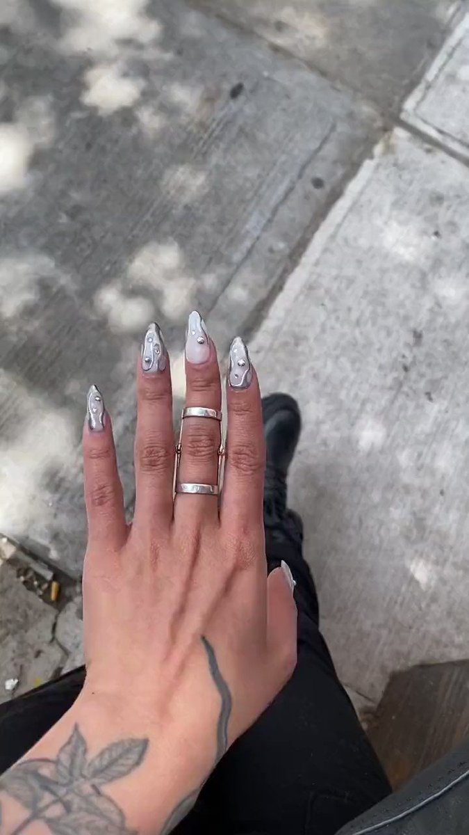 Play video: Preview of: Obsessed with this new set of pearl and chrome nails  Treat me to them Send 150 to cleoouyang