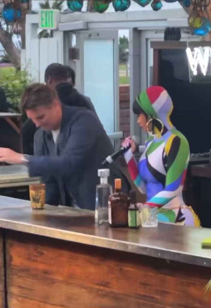 ♟ on Twitter: "RT @CardiNewss: Cardi B filming something Whip Shots