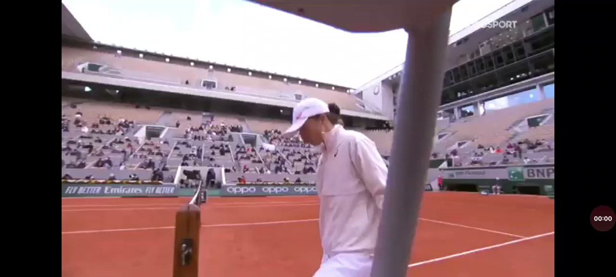 Crazy how this handful of people cheered her during Kenin's MTO https://t.co/twOsCIXEll