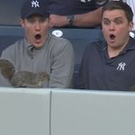 メジャーリーグの球場でリスが乱入!？ 観客の視線を釘付けに