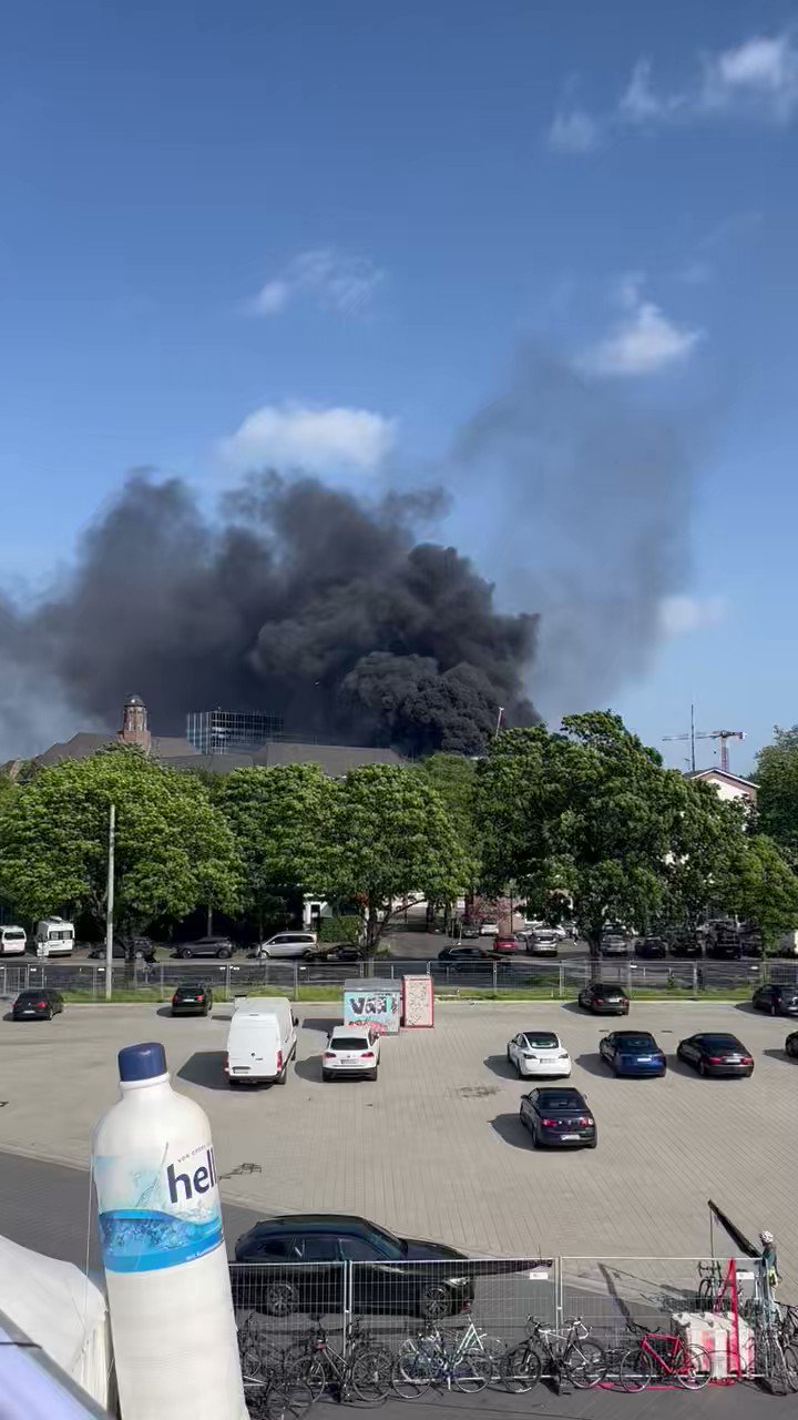Philipp Schröder on Twitter "Es brennt in Hamburg? Weiß jemand was? Nichts im Netz zu finden… 