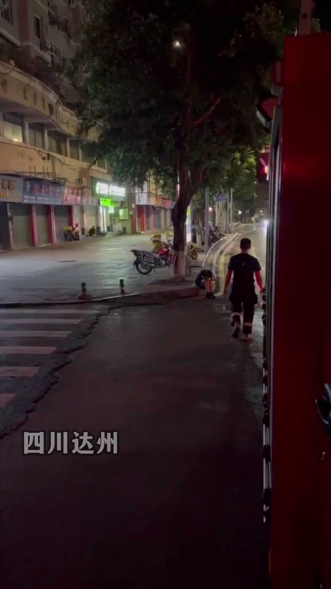 加拿大女子当街小便    