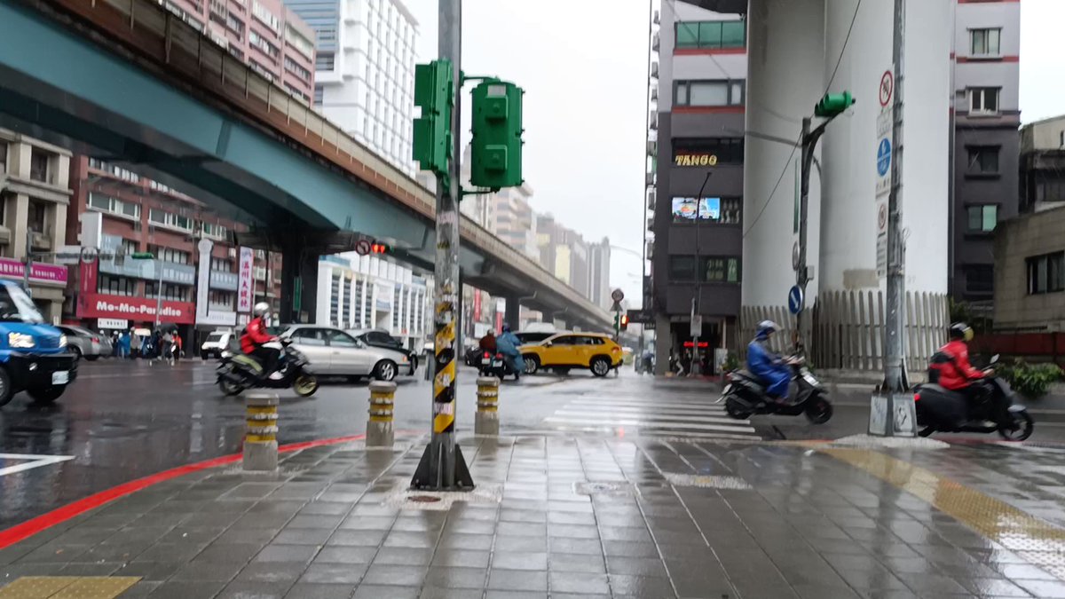 【台風2号】 台風の影響で台北は大雨です こんな日はMRTは大混雑だし、傘をさしていても濡れネズミになるし、リモートワークしたいなぁ ただ、台湾の人々は大雨のなかレインコートを着てたくましくスクーターに乗っていますよ～ 台風2号は日本へ向かっています どう