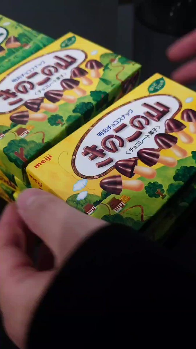 「きのこの山」を開けてみたら…「たけのこの里」っぽいお菓子が出てきた！？