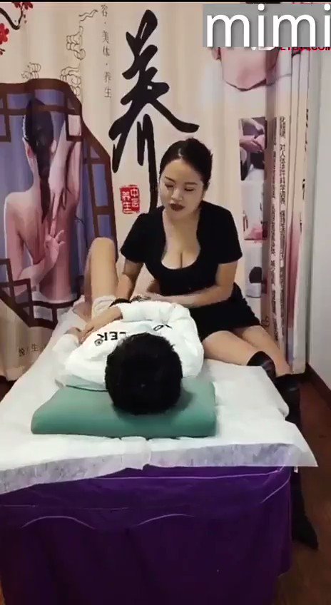 按摩店的大姐姐，又来霍霍处男啦！ 姐姐还没有怎么用身体挑逗，小哥哥鸡巴就硬的不行，上了姐姐的床，不愿意，也不行， 你的鸡巴姐姐要定了！(完整版见评论区或视频中链接下载)     