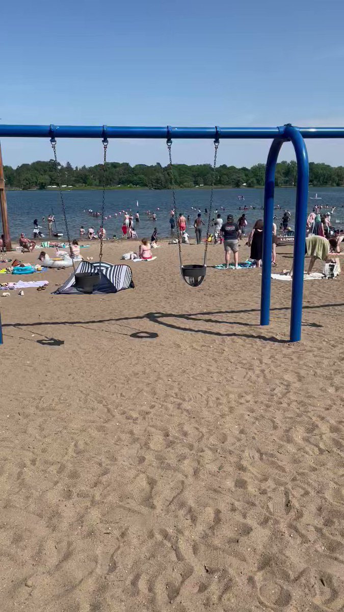 Who is skinny dipping in this hot weather ?!? #lakenokomis #Minneapolis #Minnesota https://t.co/tcMsuiAAXm