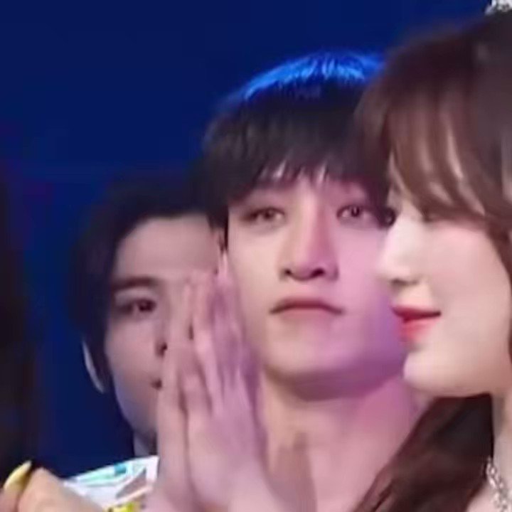 on-twitter-bang-chan-being-his-encouraging-self-clapping-for-gidle-s
