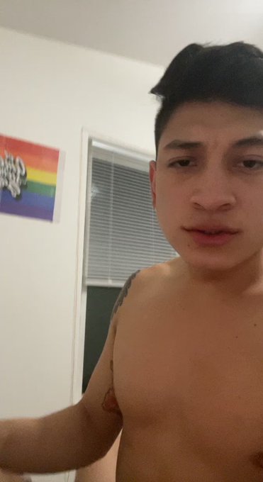 Sometimes I like being in the middle ???. Like and rt if you like getting fucked raw ?? ? @alejandroxwood1