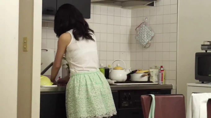 一人暮らしの熟女を襲った悲劇。 唐突に鳴る玄関のチャイム。覗き穴から外を見ると知り合いの男性が…。 しかし扉を開けた、正にその時だった。 知り合いの男と共に入ってきた見知らぬ男が二人。 熟女の静止も聞かず、ズカズカと家の中へ立ち入ってくる。羽交締めにあった熟女は…。