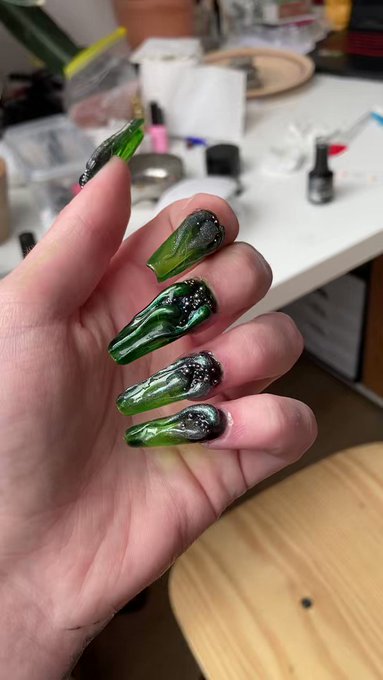 I forgot to show you the last nails I made so ? https://t.co/Y2E3FRHqvh