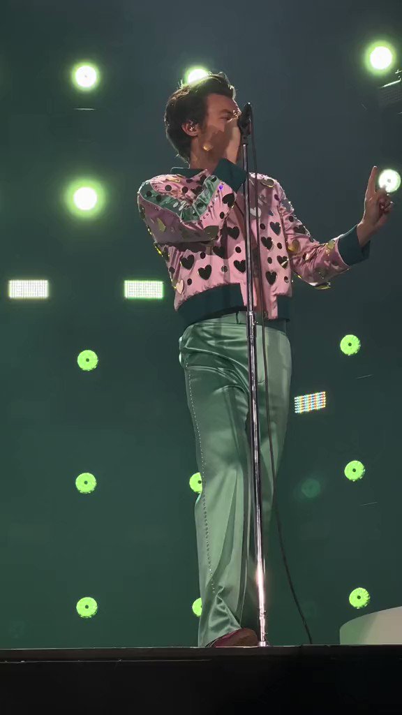 a saw harry up close TWICE on Twitter "RT hsdlot “Cocaine, sideboob