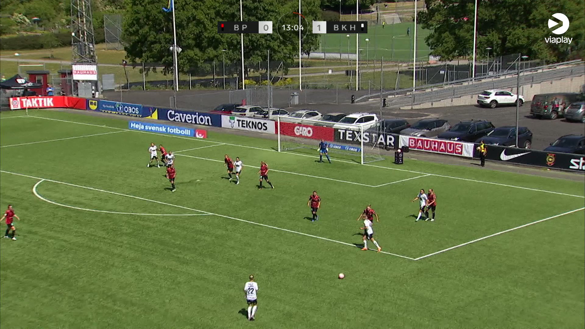 Mål nummer två kommer omgående

Rosa Kafaji slår till på volley framför ögonen på förbundskaptenen Peter Gerhardsson”