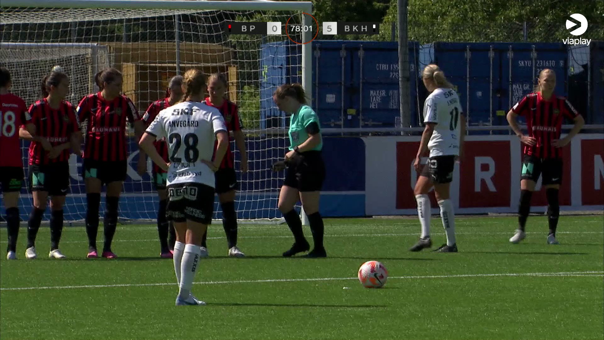 Anna Anvegård tvåmålsskytt!

Häckens stjärna förvaltar frisparksläget på allra bästa sätt”
