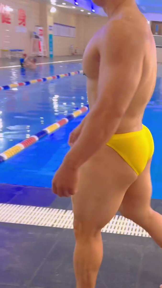 男生游泳池更衣室    