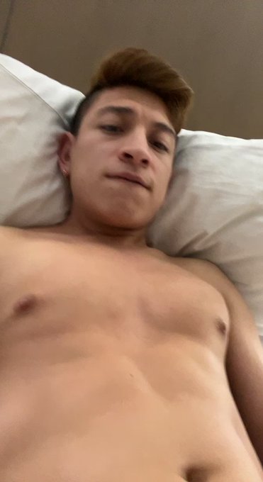 Watch me cum on my face ? ? I’ve been edging all day ?. Like and rt if you want a load ???? @alejandroxwood1