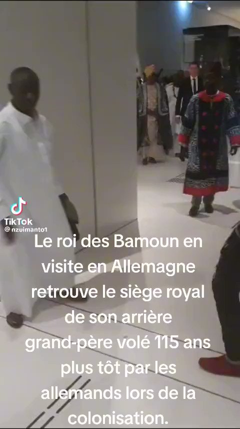 Rei do povo bamum senta em trono roubado em museu alemão - 15/06