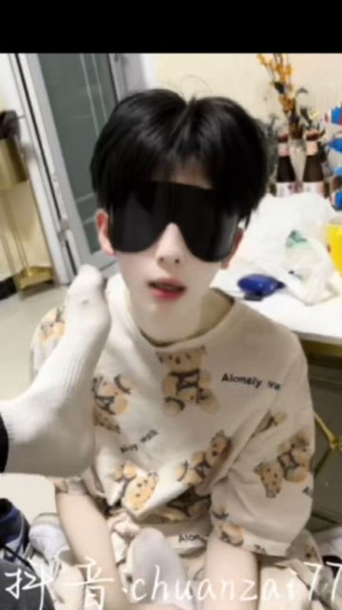 直男弟弟说想体验和男生的感觉 被强迫下跪舔臭脚 粉嫩的舌头在爸爸的臭脚间游走 不愿被操被两爹强上 全程高能❗❗❗完整版看签名选购     
