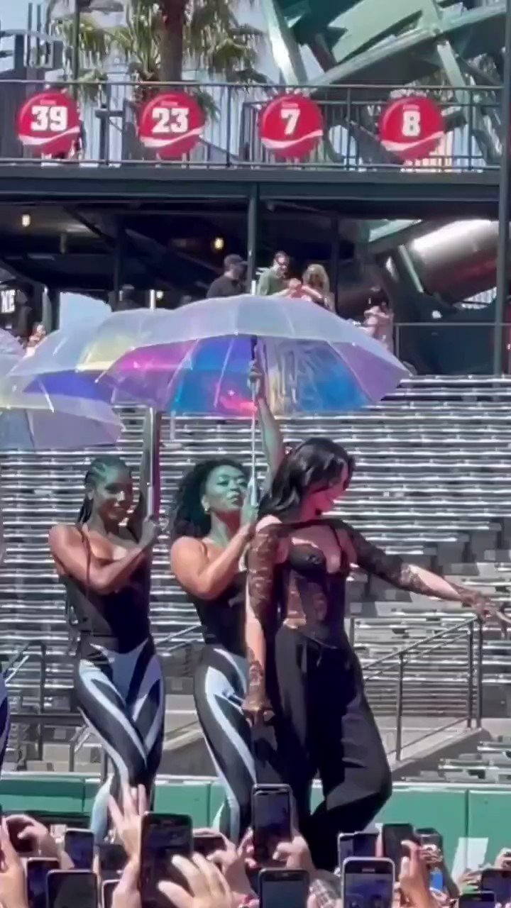 Dua Lipa "Light" New Rules on Twitter "Dua Lipa performing NewRules at the Genentech Gives