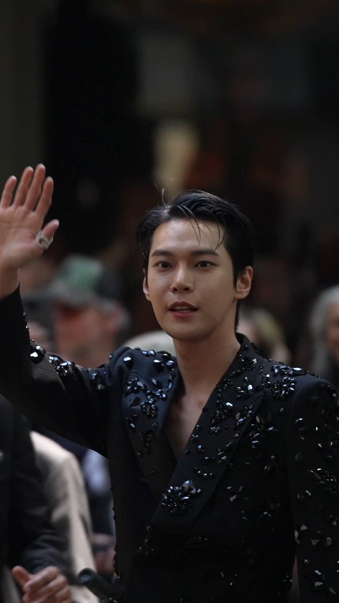 gj on Twitter "RT GQ_Germany Fashion Week 🖤 Doyoung bei der Dolce