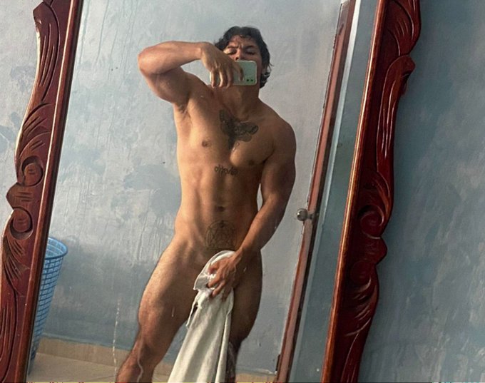 Want me to drop it? Just say the word. #NationalSelfieDay 
https://t.co/gFg7aZw5Mw #nudedude #gay #jock