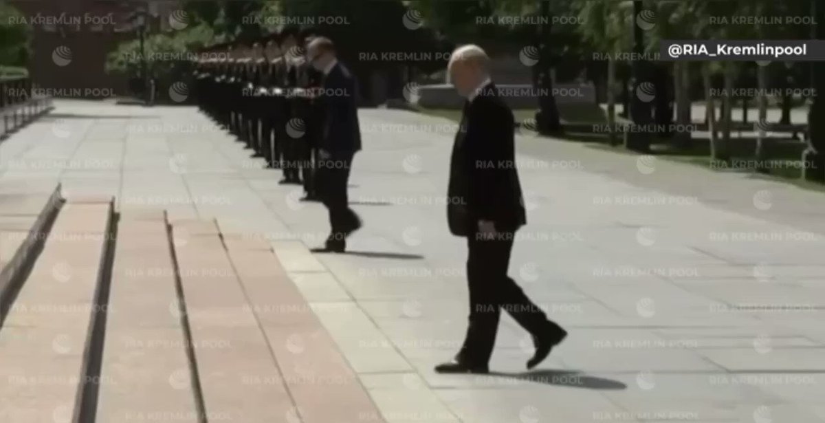 Кремлевский пул РИА on Twitter: "Путин возложил венок к Могиле ...