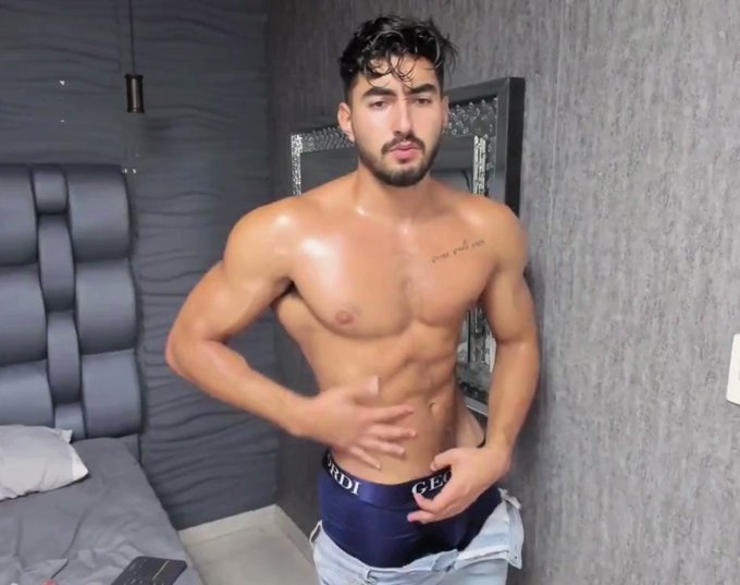 I love being admired. Happy #ThirstyThursday #JockMenLive 
@JoaoF4F 
https://t.co/5bVudjqbYV #gay #gayhunk