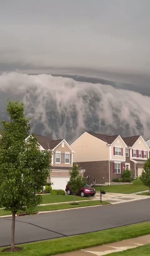 RT @DAMNINTERESTlNG: I was under the impression it was a tsunami I’ve never seen clouds like this before. https://t.co/XYU3Eid8IQ