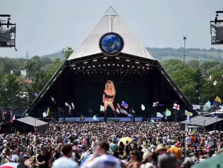 Jeremy 🌹🚀 on Twitter "Omg Britney Spears' stage comeback at