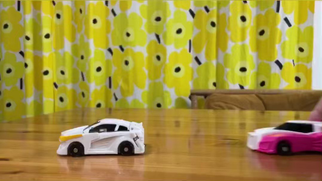 スローモーションで見てもわからない！？衝突するとユニコーンになるミニカーがすごい。
