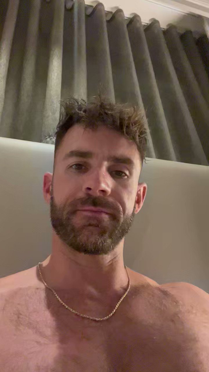 Texas Gym Jock on Twitter "Who wants to eat in bed with me ? https//t