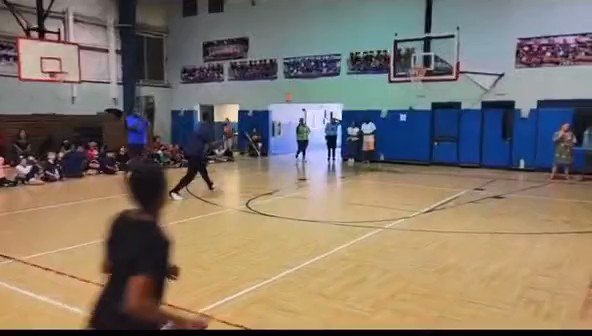 [花邊] Zion Williamson 今天現身國小秀360度灌籃