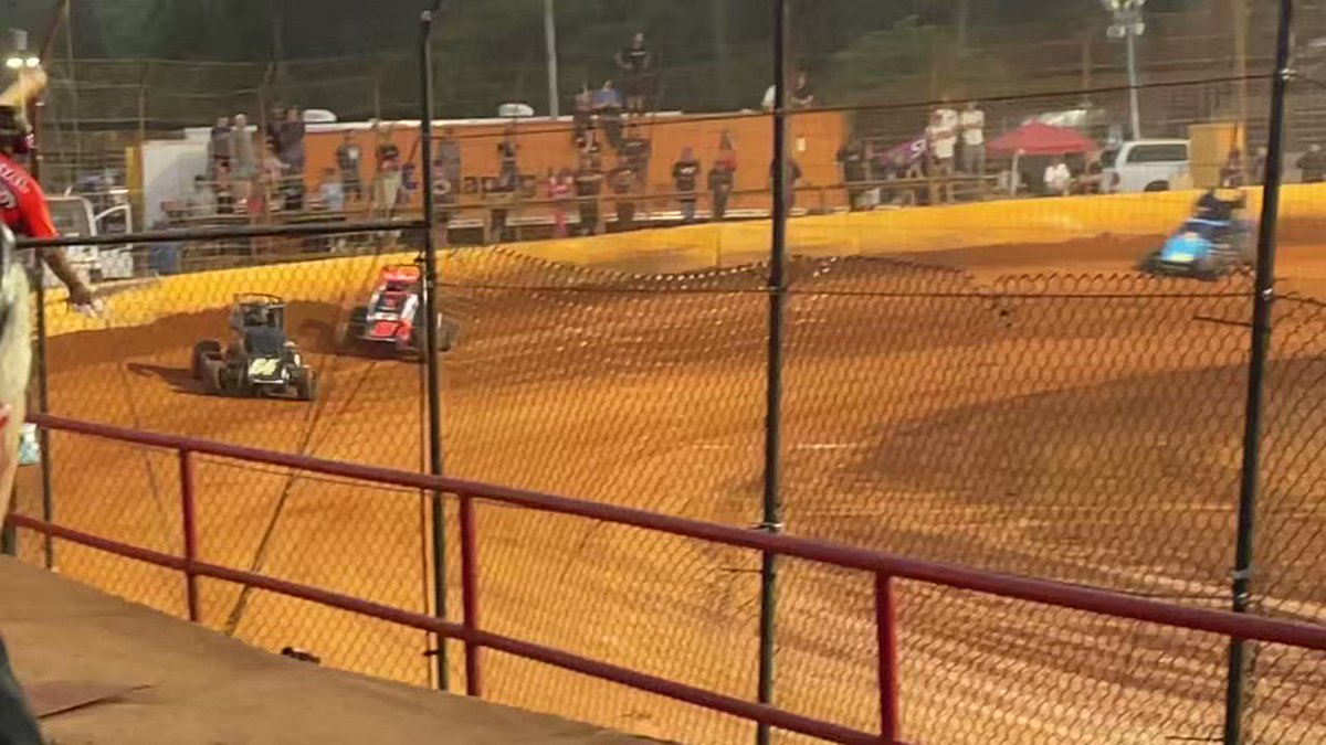 And in the non-wing, @KyleBusch does what Kyle Busch does to win the B-Main. Then charges from 7th from 21st in the A. https://t.co/SG4kmPnbI0 https://t.co/zke9SOL5E5