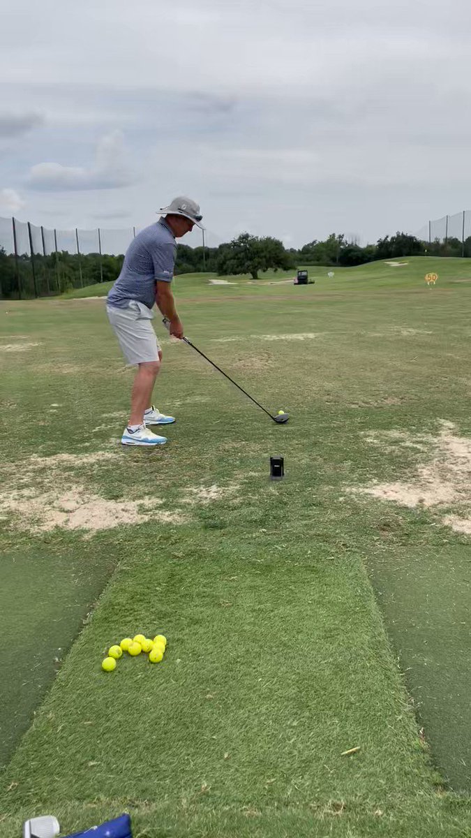 #MKgolf 1 handicap that battles lack of distance and a slice when I’m off. Working on taking it back further and this FEELS like a John Daly turn compared to my usual. No joke
#golf #backyarddrivingrangepro https://t.co/xxpoiqP6Ke